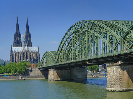 Hohenzollernbrücke am Kölner Dom Foto 