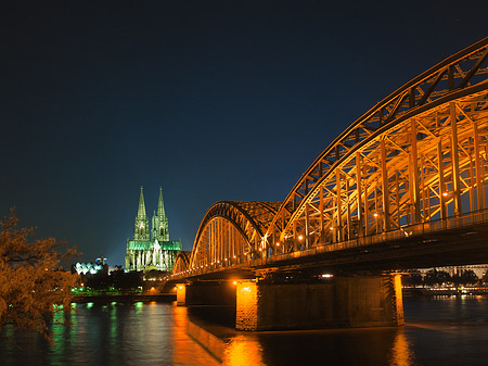 Foto Kölner Dom hinter der Hohenzollernbrücke - Köln