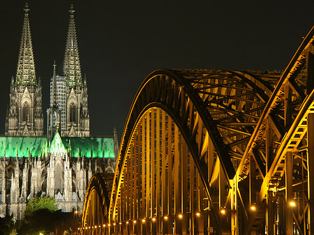 Kölner Dom hinter der Hohenzollernbrücke