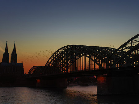 Foto Kölner Dom hinter der Hohenzollernbrücke