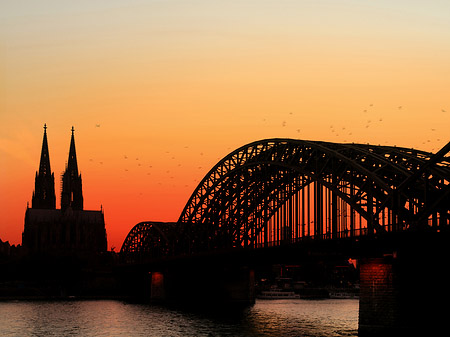 Fotos Kölner Dom hinter der Hohenzollernbrücke