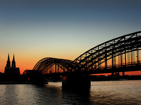 Kölner Dom hinter der Hohenzollernbrücke Foto 