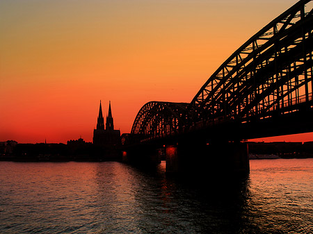 Foto Kölner Dom hinter der Hohenzollernbrücke