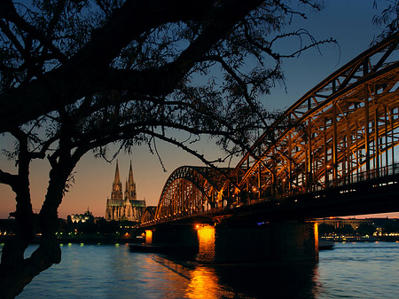 Fotos Kölner Dom hinter der Hohenzollernbrücke