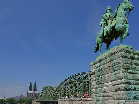 Foto Reiterstatue vor dem Kölner Dom - Köln