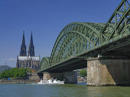 Schiff unter der Hohenzollernbrücke Foto 