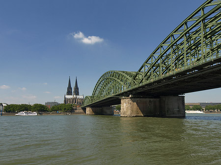 Schiff unter der Hohenzollernbrücke Fotos