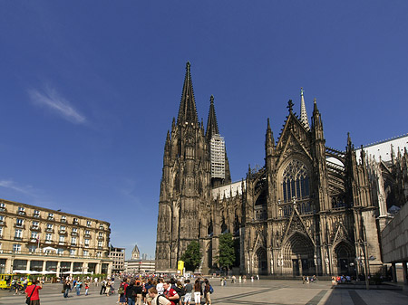 Foto Bimmelbahn fährt zum Kölner Dom