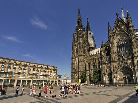 Kölner Dom mit Domhotel Fotos