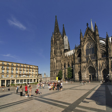 Kölner Dom mit Domhotel