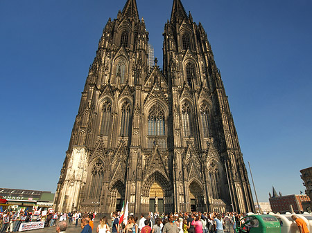 Touristen tummeln sich vor Kölner Dom Fotos