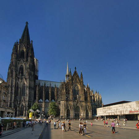 Fotos Touristen tummeln sich vor Kölner Dom | Köln