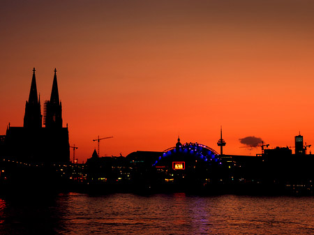 Foto Kölner Dom neben Musical Dome