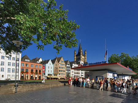 Schlange stehen für Köln-Düsseldorfer Fotos