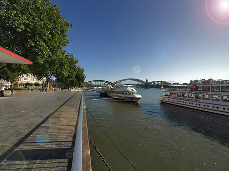 Schiff fährt über den Rhein