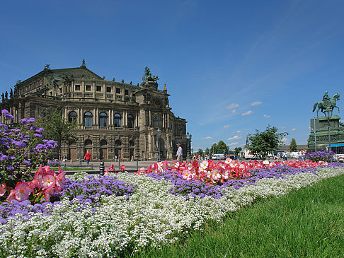 Semperoper mit Blumen