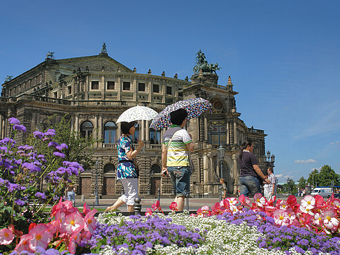 Semperoper mit Blumen Foto 