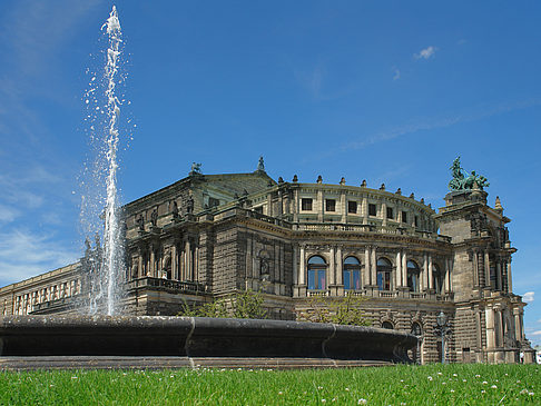 Semperoper mit Springbrunnen Foto 