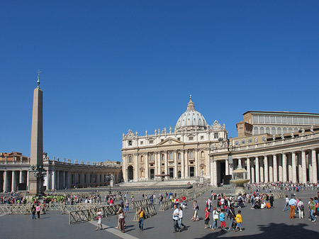 Obelisk mit dem Petersdom